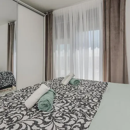 Cozy In With Wi-fi بيت للعطل Ražanac